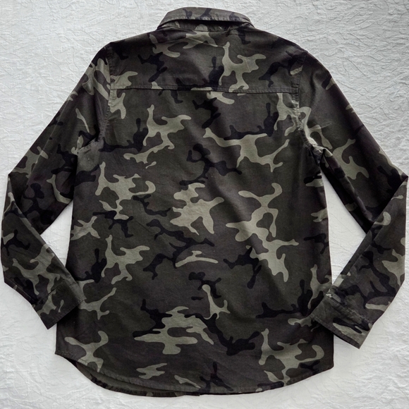 Love Tree Camo Long Sleeve Button Down W/ Red Roses & Pockets, Size Small - Picture 9 of 14